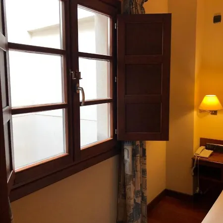 Отель Aroi Bierzo Plaza 3*