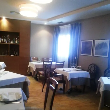 Отель Aroi Bierzo Plaza Понферрада