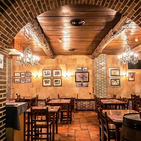 فندق Aroi Bierzo Plaza 3*