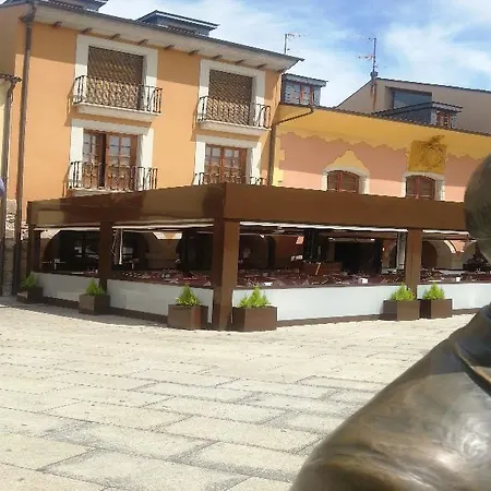 Aroi Bierzo Plaza فندق