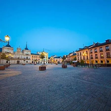 Отель Aroi Bierzo Plaza Понферрада