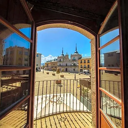 Aroi Bierzo Plaza Отель