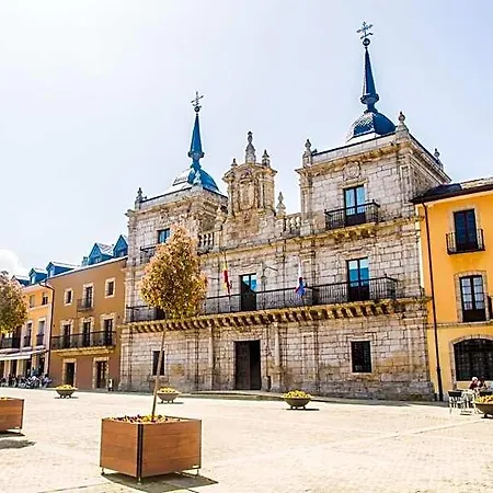 Отель Aroi Bierzo Plaza Понферрада