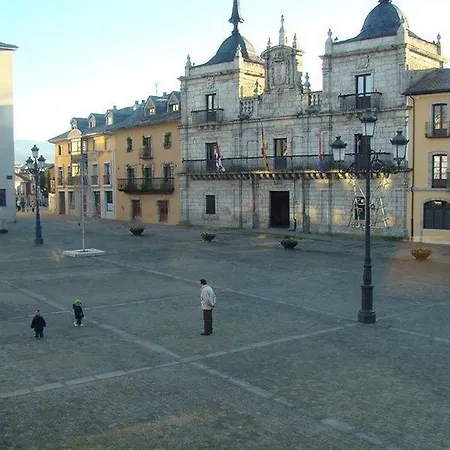 Aroi Bierzo Plaza فندق 3*