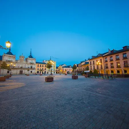 Aroi Bierzo Plaza فندق