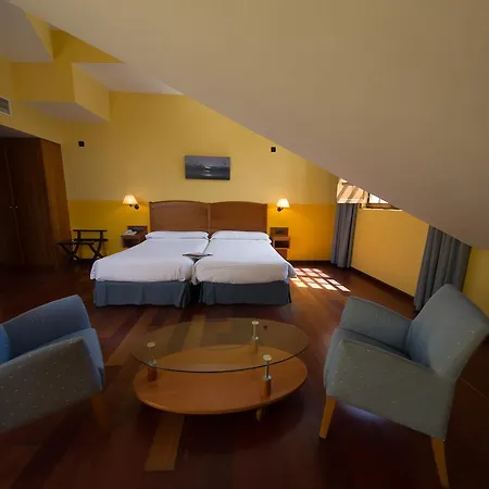 Aroi Bierzo Plaza 3* بونفيراذا