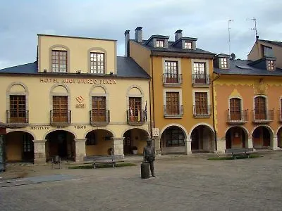 Aroi Bierzo Plaza 호텔